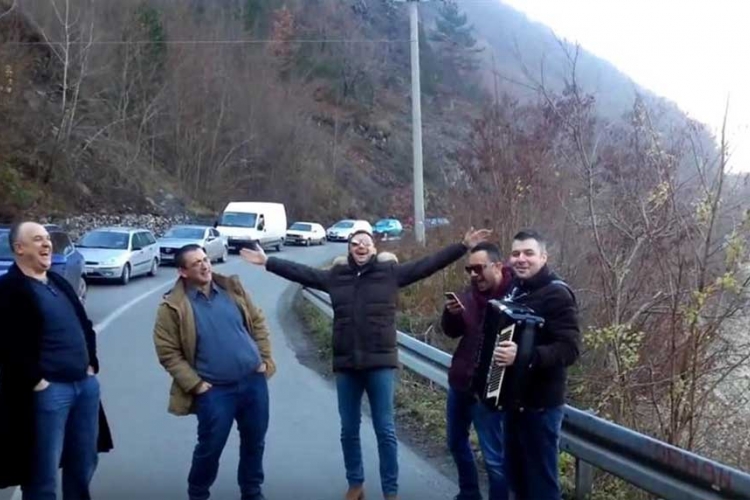 I ovo je BiH: Harmonikom i pjesmom protiv saobraćajne gužve (VIDEO)