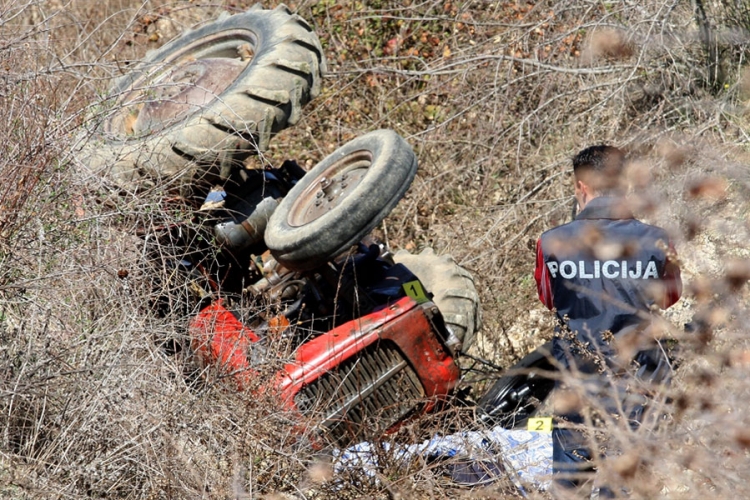 Stanari: Traktorom sletio s puta i poginuo