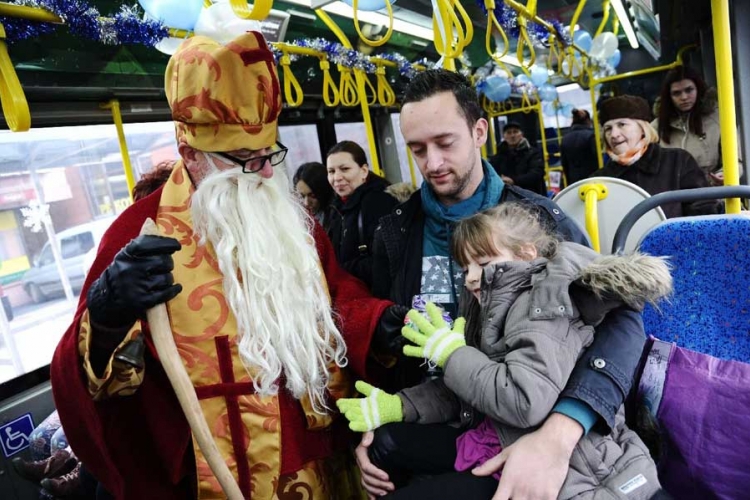 Banjaluka: Sveti Nikola dijeli poklone u autobusu (FOTO)