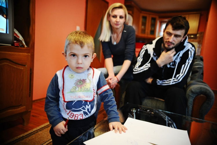 Gradiška: Lavovska borba Jojinovića sa rijetkom bolesti njihovog sina (FOTO)