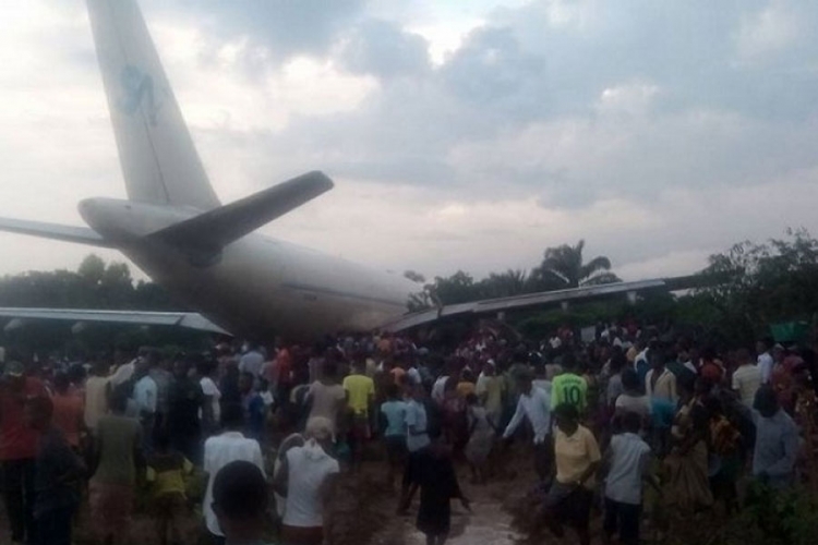 Avion promašio pistu, usmrtio sedmoro ljudi
