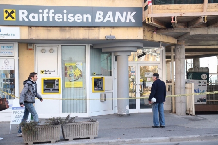Pljačka Raiffeisen banke u Lukavcu: Za 10 minuta ukrali 200.000 KM