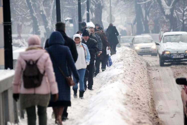 Banjaluka pod snijegom: Trotoari i dalje zatrpani, pješaci u koloni po jedan (FOTO)