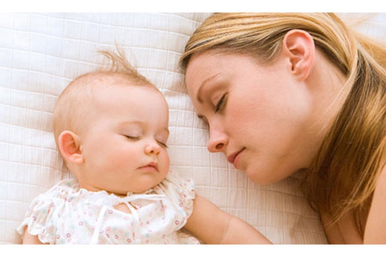 Naučnici dokazali: Djeca treba da spavaju sa majkom do 4 godine