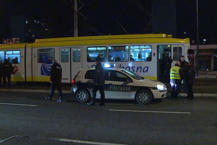 Drama u Sarajevu: Dvije osobe opljačkale Intesa Sanpaolo banku, policija pretresala tramvaj (VIDEO)
