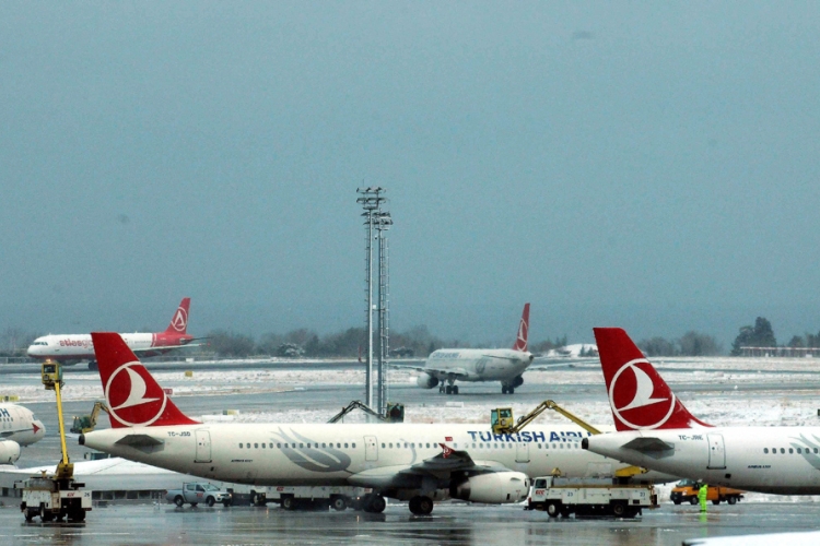 Otkazane stotine letova zbog obilnih snježnih padavina u Istanbulu