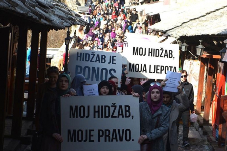 Protesti zbog zabrane nošenja hidžaba