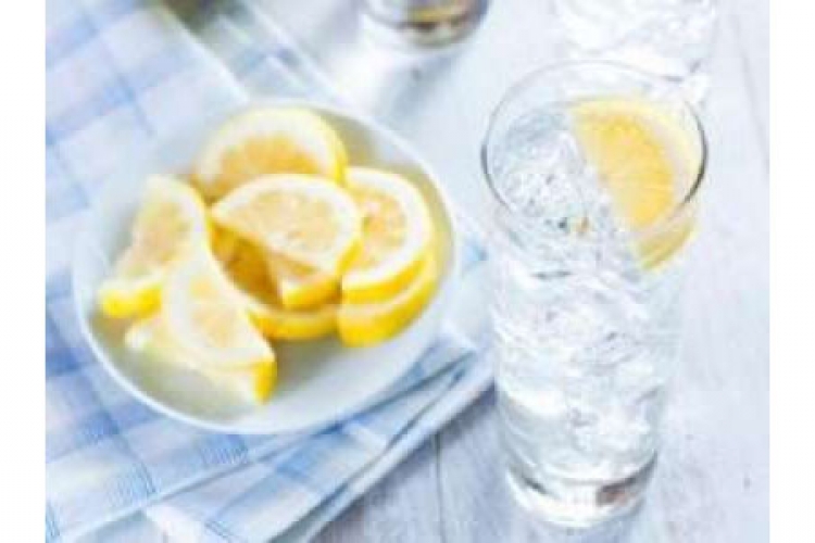 Napitak za dobro jutro: Topla voda sa limunom i medom