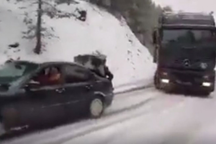Pogledajte kako BMW i tri momka šlepaju šleper, i to po snijegu (VIDEO)
