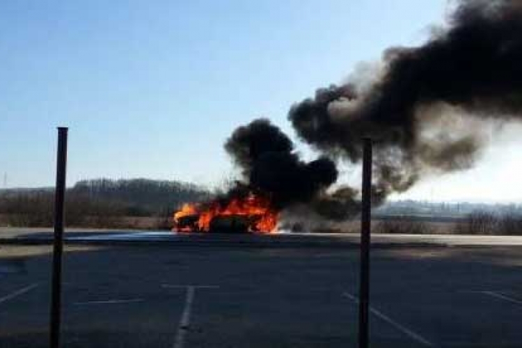 Automobil izgorio na magistralnom putu Prnjavor - Derventa (VIDEO)