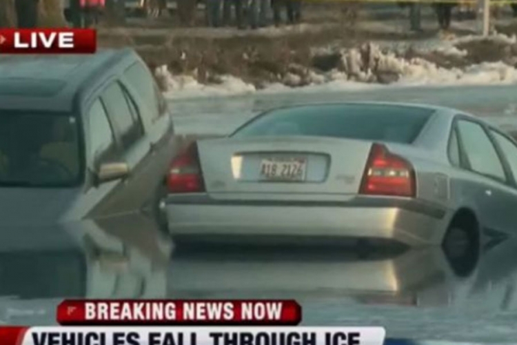 Led se otopio, auta potonula (VIDEO)
