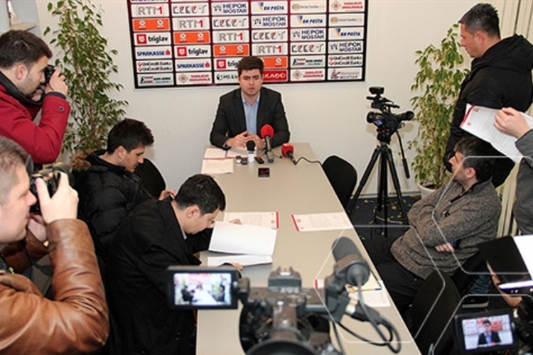 Igrači i treneri Veleža u štrajku, direktor podnio ostavku