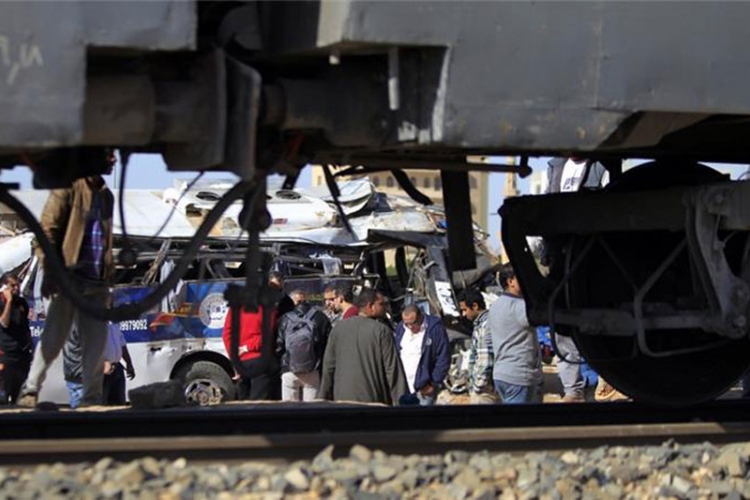 Egipat: Voz udario u betonski zid, 100 povređenih