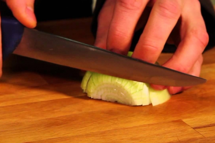 Pogledajte 6 trikova sa nožem za brže i lakše rezanje (VIDEO)