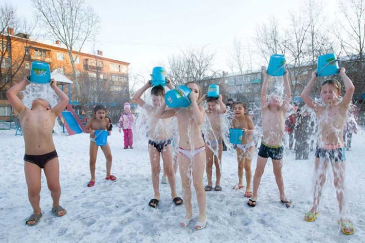 Nesvakidašnji prizor: Ruska djeca se čeliče na snijegu (VIDEO)