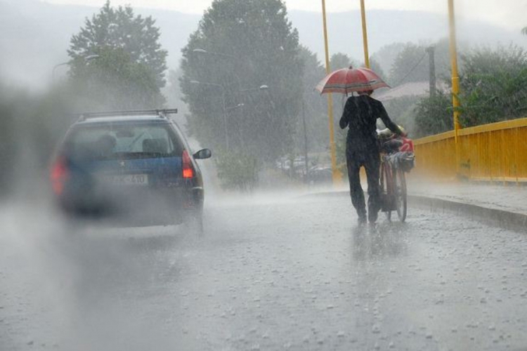 Kiša neumoljivo pada, usporila saobraćaj u Banjaluci (VIDEO)