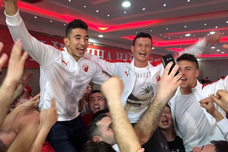 Fudbaleri Zvezde se družili s navijačima u Bijeljini (VIDEO)