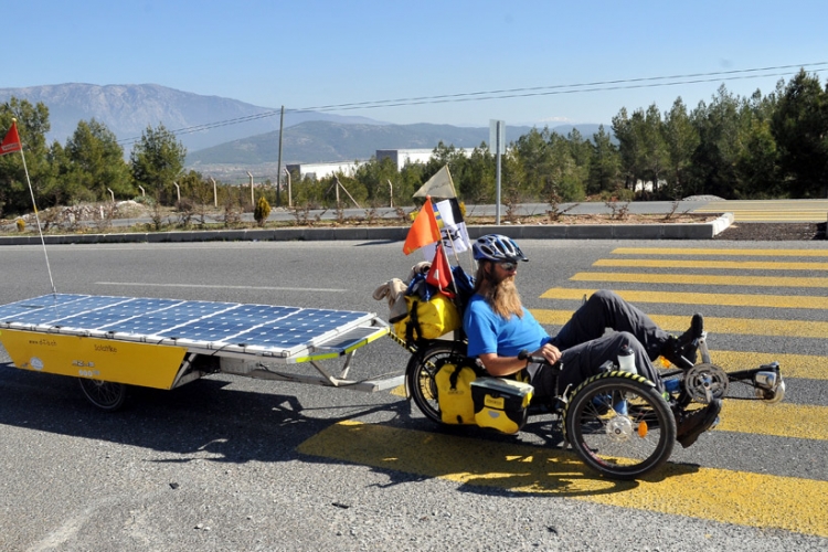 Švajcarski avanturista osmi mjesec na solarnom triciklu putuje oko svijeta (FOTO)