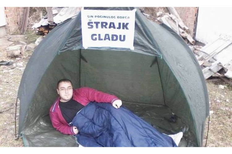 Štrajkuje glađu u Parku Mladen Stojanović a ima svoju firmu 