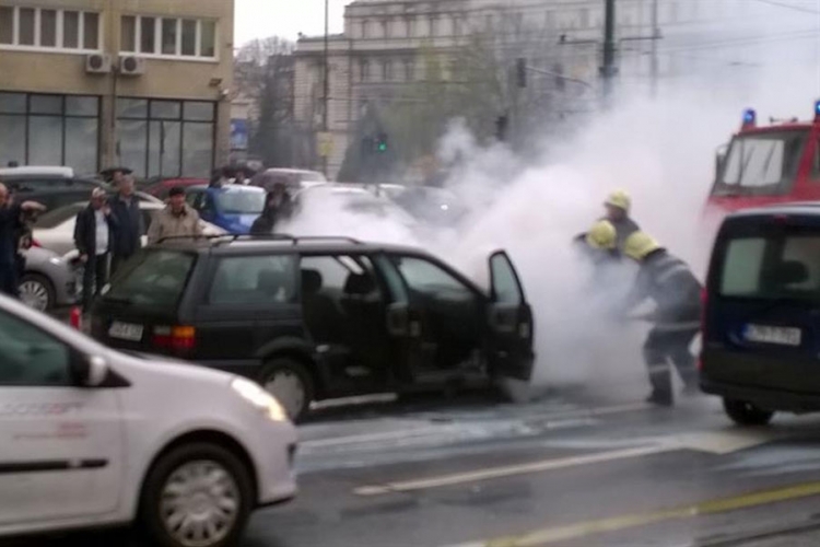 Sarajevo: Zapalio se automobil na raskrsnici na Skenderiji (VIDEO)