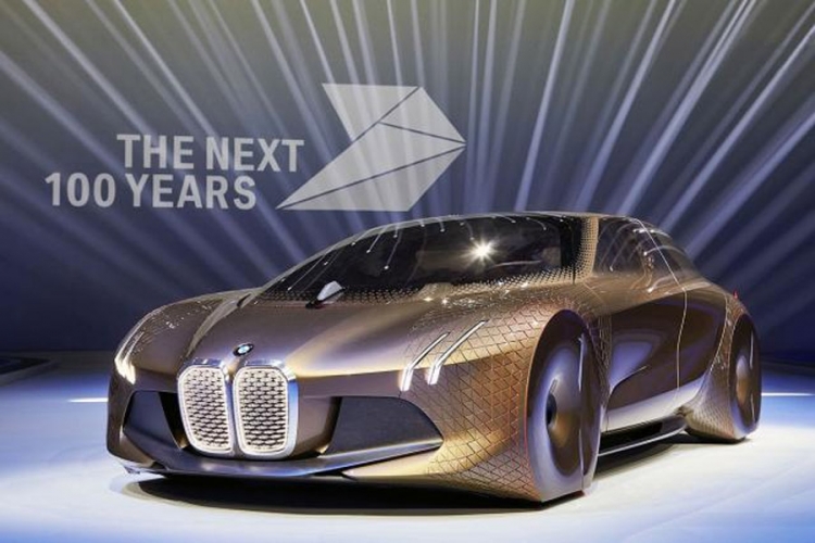 BMW proslavio 100. rođendan futurističkim konceptom (FOTO)