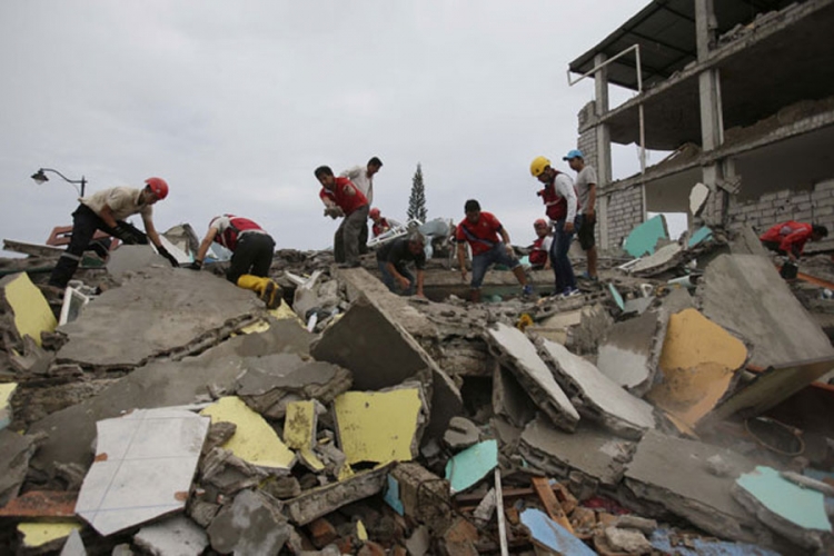 Ekvador: Tri osobe preživjele 32 sata pod ruševinama, broj poginulih u zemljotresu dostigao 413