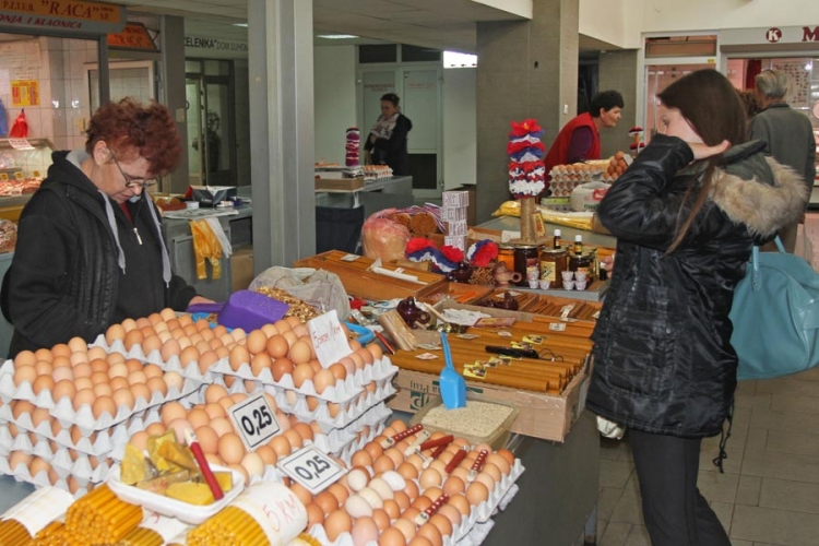 Banjaluka: Na tržnici brojni kupci pazare za vaskršnju trpezu