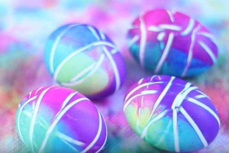 Ideja za farbanje jaja: Prugasta čarolija na uskršnjoj trpezi (VIDEO)