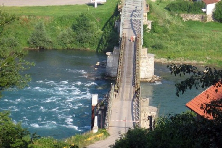 Obustavljen saobraćaj na željeznom mostu na Drini