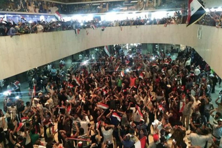 Bagdad: Demonstranti upali u “Zelenu zonu”, opljačkan parlament