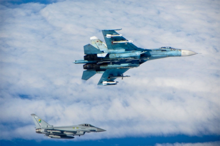 Igre iznad Baltika: Ruski lovac napravio "salto" iznad američkog aviona (VIDEO)
