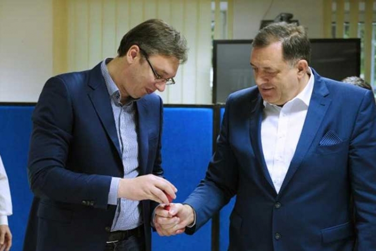 Dodik izgubio od Vučića u tradicionalnom tucanju jajima