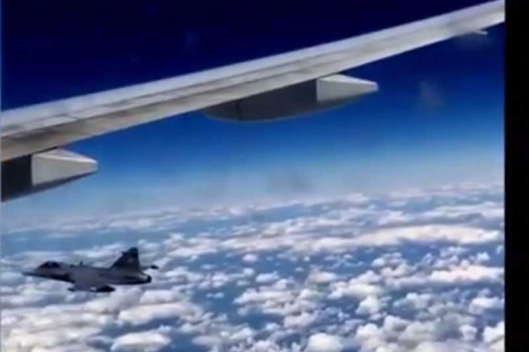 Mađarski borbeni avioni presreli putnički avion (VIDEO)