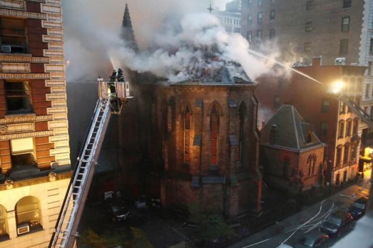 Menhetn: Vatra progutala srpsku crkvu na Uskrs (VIDEO)