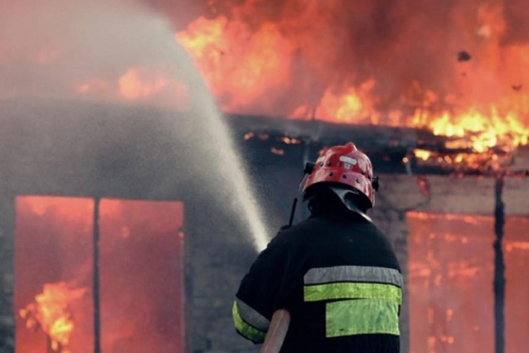 Požar na Karaburmi: Tri osobe na VMA, trogodišnje dijete na Institutu, povrijeđeni i vatrogasci