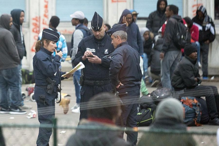 Pariz: Policija evakuiše migrante, sukobi s demonstrantima