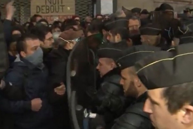 Suzavac i haos u Parizu: Policija evakuiše migrante, demonstranti ih brane (VIDEO)
