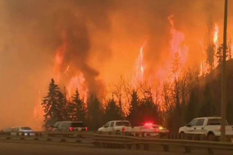 Vanredna situacija u Kanadi: Apokaliptični požar u provinciji Alberta van kontrole (VIDEO)