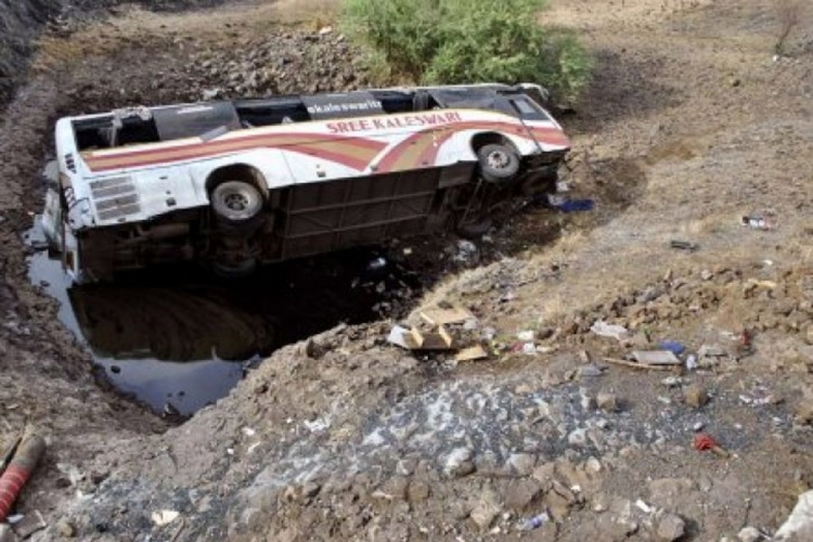 Indija: Autobus pao u suvo rečno korito, poginulo 16 putnika