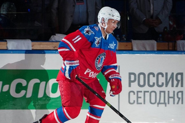 Putin igra hokej u Sočiju (VIDEO)