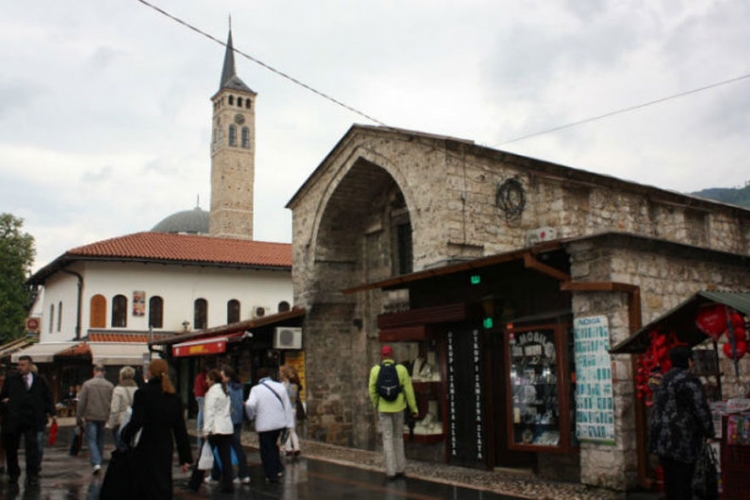 Sarajevo: Poreska zapečatila radnje, vlasnici se tukli sa inspektorima
