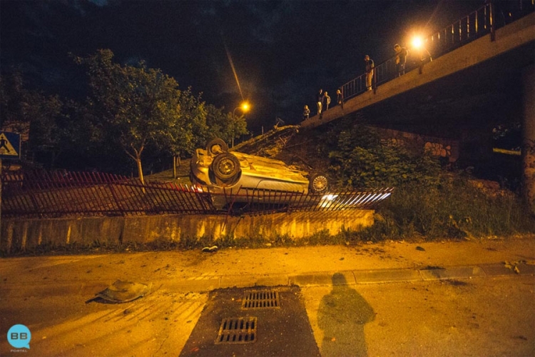 Banjaluka: Sletjeli autom sa nadvožnjaka i pobjegli (FOTO)