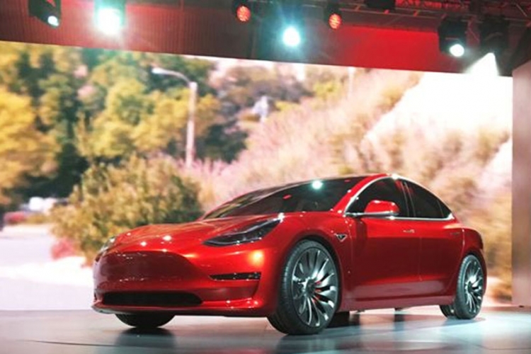 „Tesla” prikuplja sredstva za bržu proizvodnju „modela 3”
