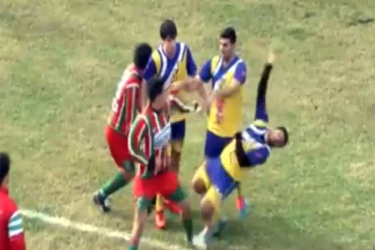 Uznemirujuće:Fudbaler ubio protivnika na trenu (VIDEO)