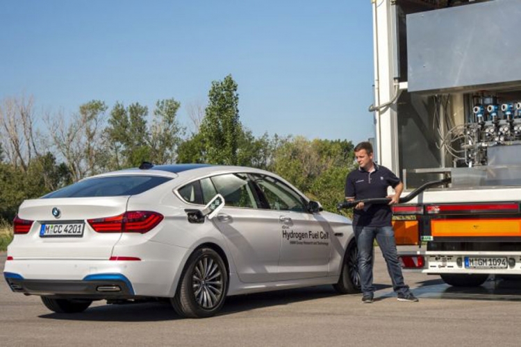 BMW vidi budućnost u vodoniku i električnoj energiji
