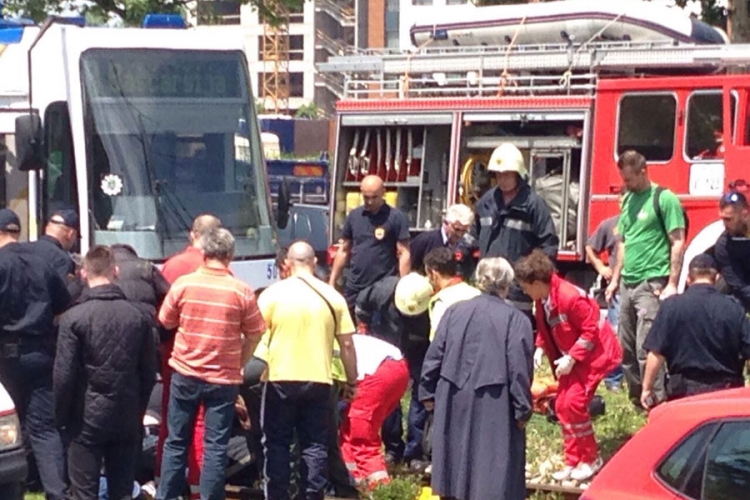 Sarajevo: Vatrogasci izvukli pješaka ispod tramvaja