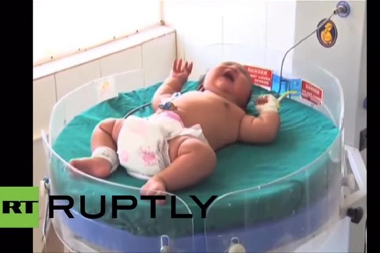 Tinejdžerka rodila bebu tešku 6,8 kilograma (VIDEO)


