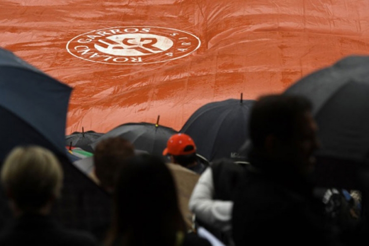 RG: Kiša ponovo pomjera Novaka