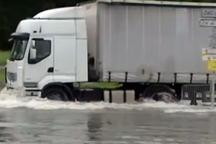 Kiše u Francuskoj izazvale haos: Čamci na ulicama