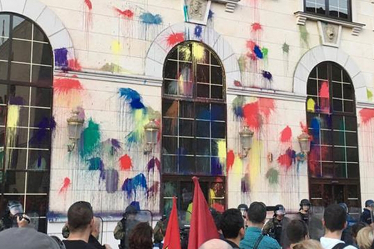 Protesti u Skoplju: Zgrada Vlade ponovo u bojama "šarene revolucije"